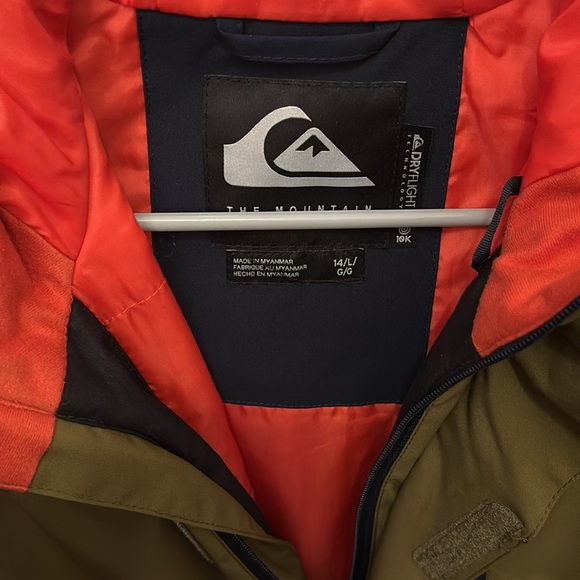 Stay warm when the snow comes in this quicksilver winter jacket - Picture 4 of 5